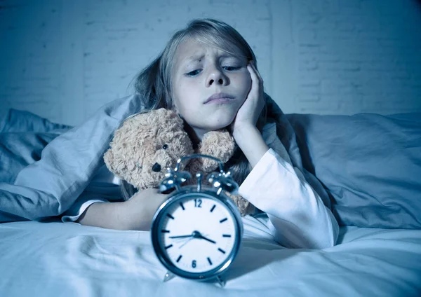 Menina Sem Sono Bonito Deitado Cama Mostrando Despertador Olhando Cansado — Fotografia de Stock