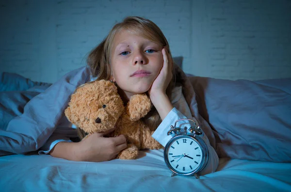 Χαριτωμένο Άγρυπνες Κοριτσάκι Ξαπλωμένη Στο Κρεβάτι Δείχνοντας Ξυπνητήρι Ψάχνει Κουρασμένος — Φωτογραφία Αρχείου