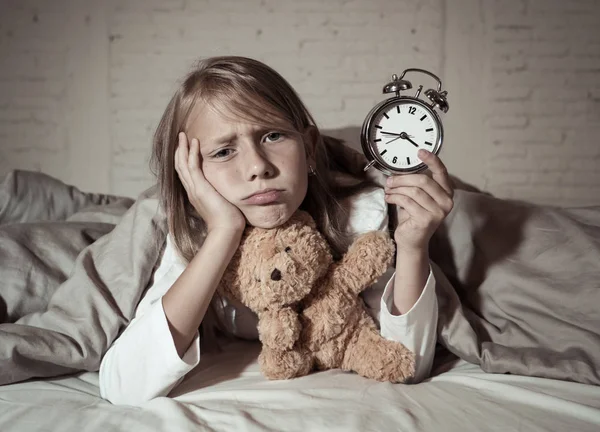 Álmatlan Aranyos Kis Lány Feküdt Ágyban Mutatja Ébresztőóra Néz Fáradt — Stock Fotó