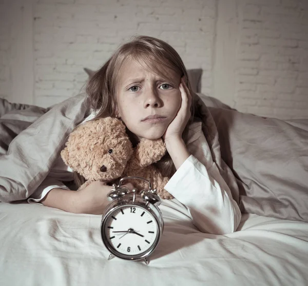 귀여운 소녀를 보여주는 침대에 어린이 불면증 장애에 — 스톡 사진