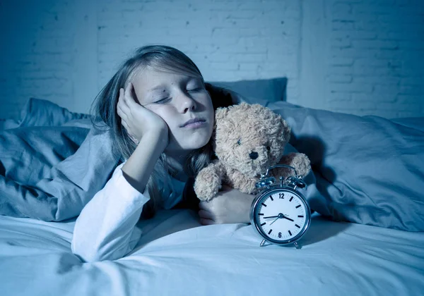 Menina Sem Sono Bonito Deitado Cama Mostrando Despertador Olhando Cansado — Fotografia de Stock