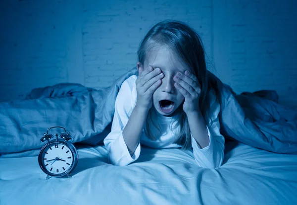 Menina Sem Sono Bonito Cama Acordada Meio Noite Olhando Cansado — Fotografia de Stock