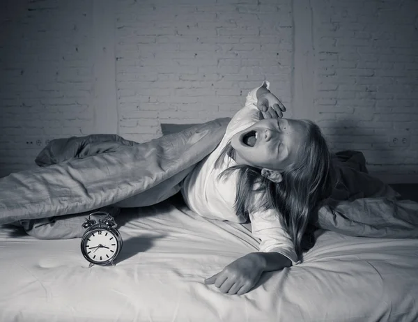 Ładna Dziewczynka Bezsennych Łóżku Obudzony Środku Nocy Patrząc Zmęczony Problemy — Zdjęcie stockowe