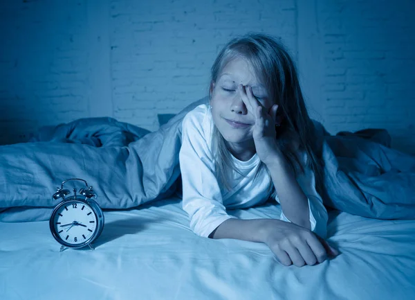 Симпатична Безсонна Дівчинка Лежить Ліжку Виглядає Сумно Втомився Спить Вночі — стокове фото
