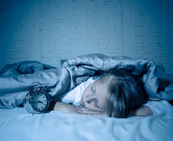 Симпатична Безсонна Дівчинка Лежить Ліжку Виглядає Сумно Втомився Спить Вночі — стокове фото