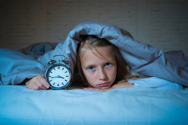 Linda Niña Insomne Cama Despierta Medio Noche Que Parece Cansada — Foto de Stock