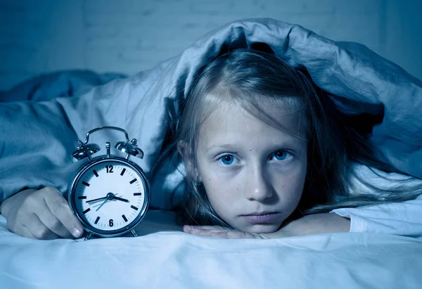 Aranyos Álmatlan Kis Lány Ágyban Ébren Éjszaka Fáradt Látszó Közepén — Stock Fotó