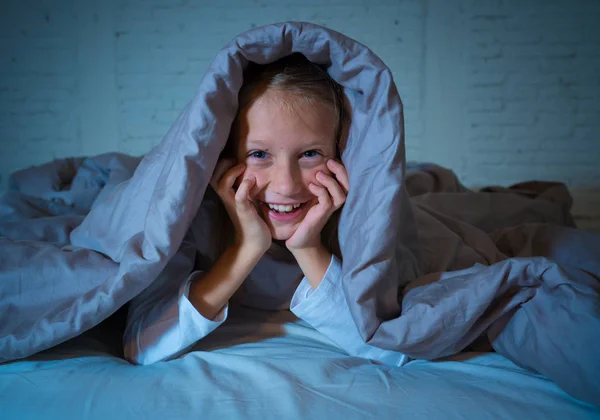 Sorrindo Alegre Doce Menina Pequena Olhando Feliz Deitado Cama Noite — Fotografia de Stock