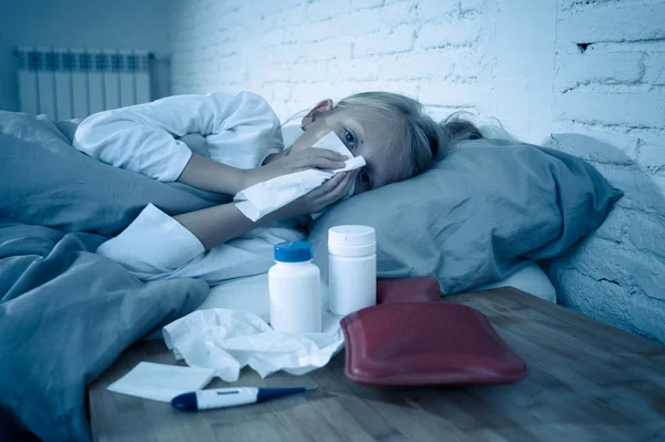Sjukt Söt Tjej Illamående Ligga Sängen Med Läkemedel Termometer Varmvatten — Stockfoto