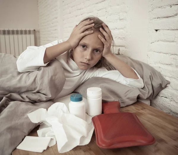 Linda Niña Enferma Dolor Con Fiebre Alta Dolor Cabeza Sensación — Foto de Stock