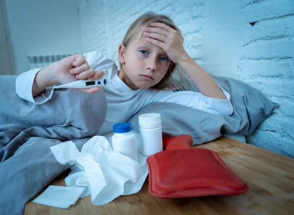 Linda Niña Enferma Dolor Con Fiebre Alta Dolor Cabeza Sensación — Foto de Stock