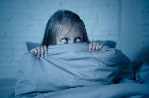 Menina Assustada Ficar Sem Dormir Escondido Atrás Edredom Olhando Horrorizado — Fotografia de Stock