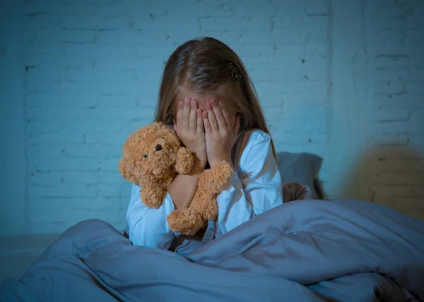 Niña Asustada Sentada Cama Cubriéndose Cara Con Las Manos Sosteniendo —  Fotos de Stock