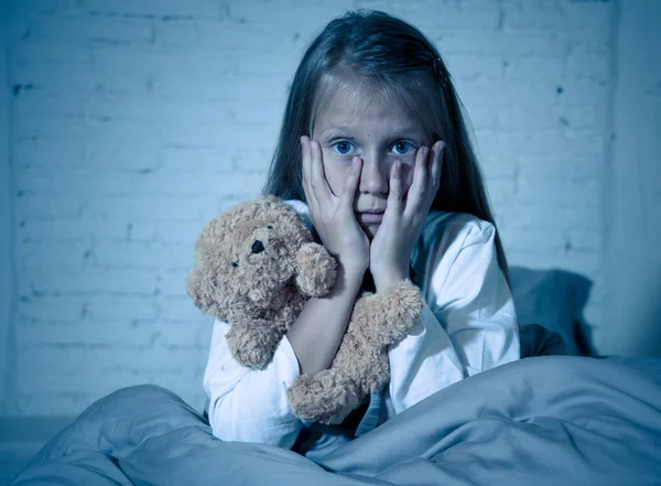 Φοβάται Μικρό Κορίτσι Κάθεται Στο Κρεβάτι Που Καλύπτει Πρόσωπό Της — Φωτογραφία Αρχείου