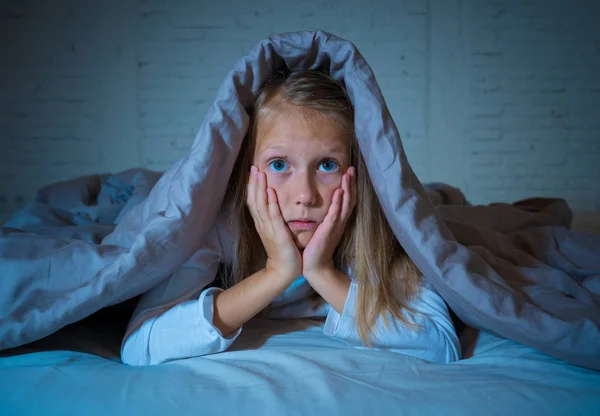 Leuk Slaap Meisje Schreeuwen Huilen Angstaanjagende Verontrustende Droom Die Betrekking — Stockfoto