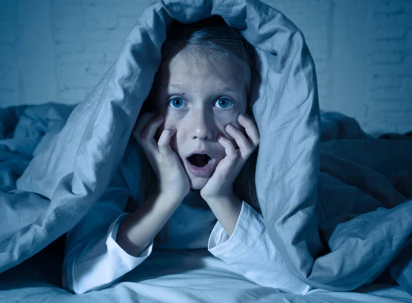 Menina Adormecida Bonito Gritando Chorando Depois Sonho Assustador Perturbador Cobrindo — Fotografia de Stock