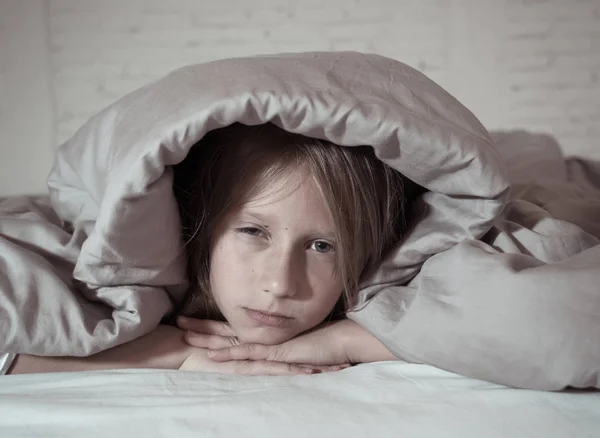 Χαριτωμένο Κοριτσάκι Καυκάσιος Ξαπλωμένη Στο Κρεβάτι Που Καλύπτει Κεφάλι Της — Φωτογραφία Αρχείου