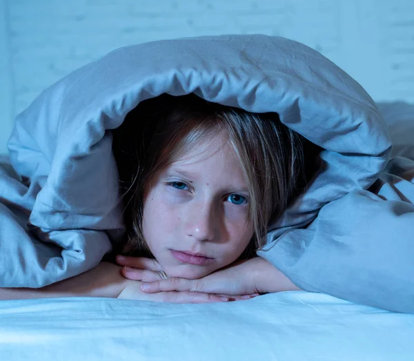 Мила Маленька Біла Дівчинка Лежить Ліжку Покриваючи Голову Ковдрою Відчуваючи — стокове фото