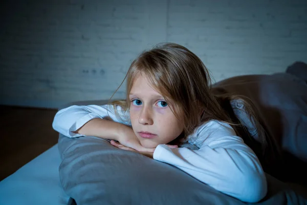疲れを感じて眠れない子供主観的であり睡眠障害でうつストレス不眠症に苦しんでの毛布で彼女の頭をカバーのベッドに横たわってかわいい白人女の子 — ストック写真