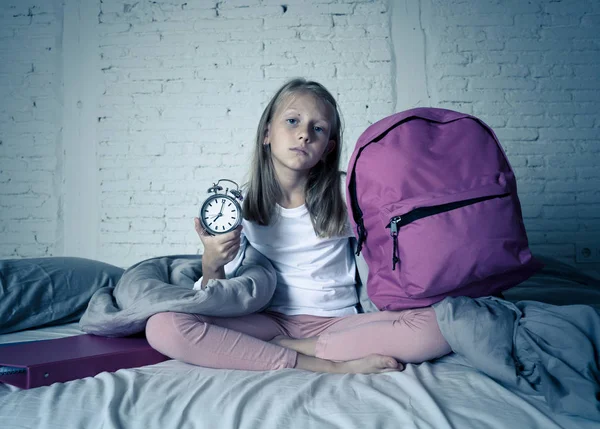 Gyönyörű Szőke Kis Lány Szomorú Álmatlan Dühös Találat Ébresztőóra Ideje — Stock Fotó
