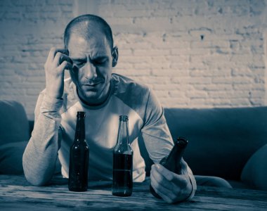 Bira ve israf, yalnız ve çaresiz ağrı ve duygusal stres duygu alkol içme üzgün sarhoş gençler. İnsanlar ve alkol kötüye kullanımı, bağımlılık ve adam depresyon kavramı. Dramatik ışık