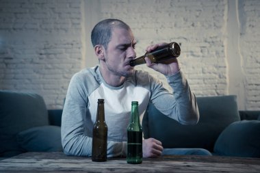 Bira ve israf, yalnız ve çaresiz ağrı ve duygusal stres duygu alkol içme üzgün sarhoş gençler. İnsanlar ve alkol kötüye kullanımı, bağımlılık ve adam depresyon kavramı. Dramatik ışık