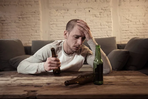 ビールを飲み アルコールを感じて悲しい酔って若者無駄 孤独と痛みと感情的なストレスでは絶望的 やアルコールの乱用 男性うつ病概念 劇的な光 — ストック写真