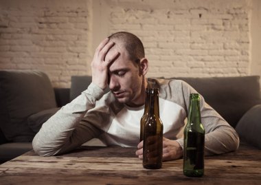 Bira ve israf, yalnız ve çaresiz ağrı ve duygusal stres duygu alkol içme üzgün sarhoş gençler. İnsanlar ve alkol kötüye kullanımı, bağımlılık ve adam depresyon kavramı. Dramatik ışık