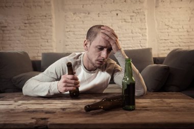 Bira ve israf, yalnız ve çaresiz ağrı ve duygusal stres duygu alkol içme üzgün sarhoş gençler. İnsanlar ve alkol kötüye kullanımı, bağımlılık ve adam depresyon kavramı. Dramatik ışık