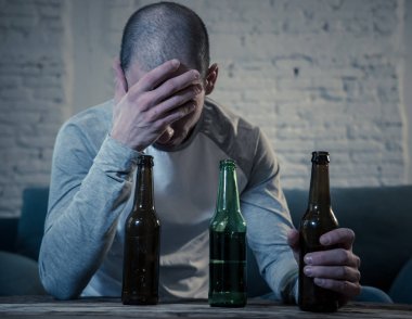 Bira ve israf, yalnız ve çaresiz ağrı ve duygusal stres duygu alkol içme üzgün sarhoş gençler. İnsanlar ve alkol kötüye kullanımı, bağımlılık ve adam depresyon kavramı. Dramatik ışık