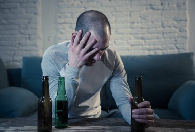 Bira ve israf, yalnız ve çaresiz ağrı ve duygusal stres duygu alkol içme üzgün sarhoş gençler. İnsanlar ve alkol kötüye kullanımı, bağımlılık ve adam depresyon kavramı. Dramatik ışık
