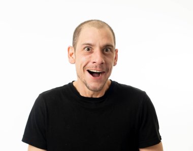 Mutlu yüz ve yüz ifadeleri. Neşeli gülümseyen genç yetişkin adam portresi yakından el eğlence ve kahkaha, beyaz arka plan üzerinde izole komik heyecanlı. İnsanlar ve insani duygular kavramı.