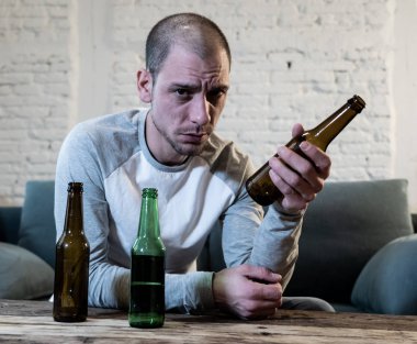 Bira ve israf, yalnız ve çaresiz ağrı ve duygusal stres duygu alkol içme üzgün sarhoş gençler. İnsanlar ve alkol kötüye kullanımı, bağımlılık ve adam depresyon kavramı. Dramatik ışık