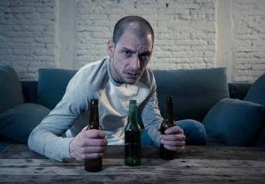 Bira ve israf, yalnız ve çaresiz ağrı ve duygusal stres duygu alkol içme üzgün sarhoş gençler. İnsanlar ve alkol kötüye kullanımı, bağımlılık ve adam depresyon kavramı. Dramatik ışık