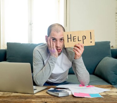 İş ile çekici bir genç adam boğulmuş ve ödeme faturaları sorun kredi kartı borçları ipotek ve kötü mali durumu yaşayan Bebek karyolası masrafları ödemek yardım isteyen ev mali stres.