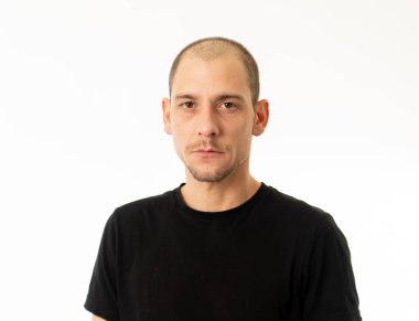 Tarafsız ve kayıtsız ciddi bir yüz ile güzel genç beyaz adam portresi kapatın. İnsan ve insan yüz ifadeleri ve duygular. Beyaz arka plan üzerinde izole.