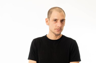 Tarafsız ve kayıtsız ciddi bir yüz ile güzel genç beyaz adam portresi kapatın. İnsan ve insan yüz ifadeleri ve duygular. Beyaz arka plan üzerinde izole.