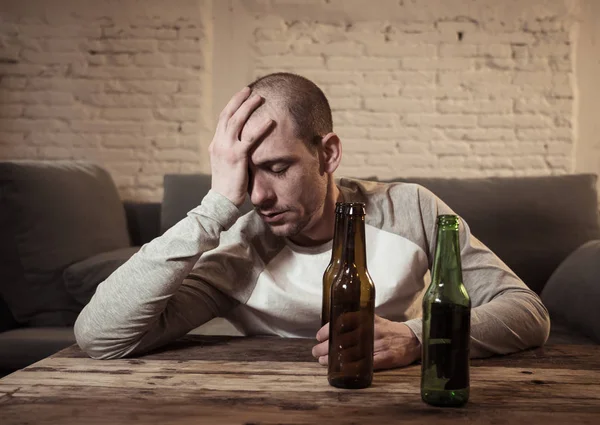 Jeunes Hommes Tristes Ivres Buvant Bière Alcool Sentant Gaspillés Seuls — Photo