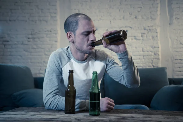 Jeunes Hommes Tristes Ivres Buvant Bière Alcool Sentant Gaspillés Seuls — Photo