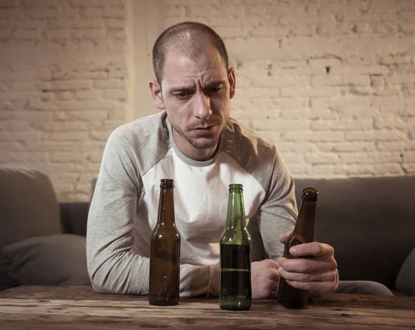 Jeunes Hommes Tristes Ivres Buvant Bière Alcool Sentant Gaspillés Seuls — Photo