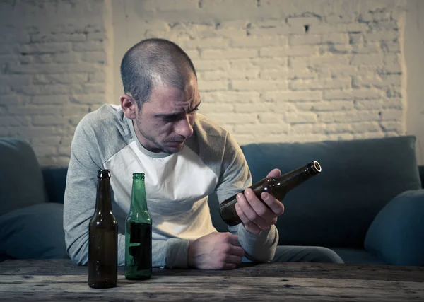 Smutné Opilí Mladíci Pití Piva Alkoholu Pocit Promarněné Osamělé Zoufalé — Stock fotografie