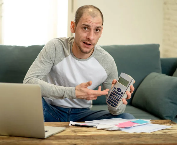 Joven Atractivo Caucásico Creativo Autónomo Gastos Contabilidad Cargos Impuestos Hipoteca —  Fotos de Stock