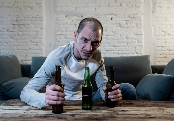 Junge Betrunkene Männer Die Bier Und Alkohol Trinken Fühlen Sich — Stockfoto