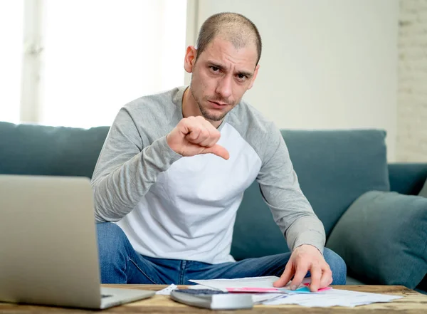 Verzweifelter Unternehmer Der Finanzen Verwaltet Bankkonten Überprüft Kreditkartenschulden Mittels Laptop — Stockfoto