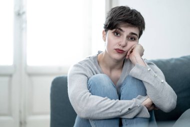 Güzel umutsuz ve depresif genç kadın kanepede duygu üzgün, umutsuz ve insanlar, ruh sağlığı, kırık kalp, keder ve psikoloji kavramı depresyon acı acı içinde.