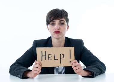 Güzel akıllı tek annem duygu kadın çalışma boğulmuş ve beyaz arka planda izole umutsuz sinirli ve üzgün hissediyorum yardım istiyor. Çalışan kadın kavramı psikolojik stres.