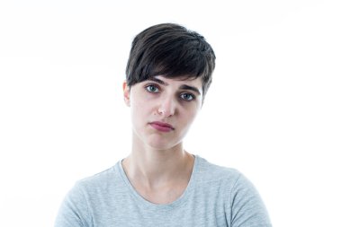 Üzgün ve stresli yardım arayan güzel genç beyaz kadın portresi kapatın. İnsan yüz ifadeleri, duygusal acı ve depresyon kavramı beyaz arka plan üzerinde izole.