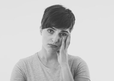 Üzgün ve stresli yardım arayan güzel genç beyaz kadın portresi kapatın. İnsan yüz ifadeleri, duygusal acı ve depresyon kavramı beyaz arka plan üzerinde izole.