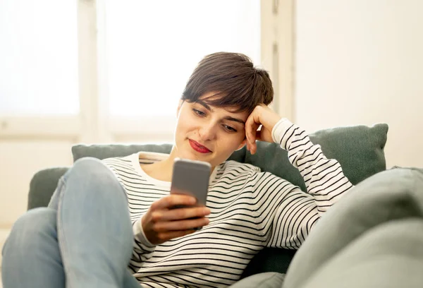 Happy Hezká Mladá Kavkazský Žena Chytrý Telefon Mluví Kontrolu Zpráv — Stock fotografie