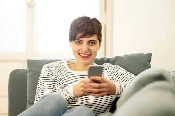 Femeie Caucaziană Fericită Destul Tânără Telefonul Inteligent Vorbind Verificând Mesajele — Fotografie, imagine de stoc